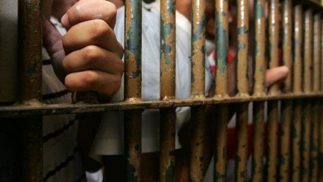 Ministério da Saúde coloca presos na frente de policiais na prioridade de vacinação contra Covid-19 e revolta segurança pública