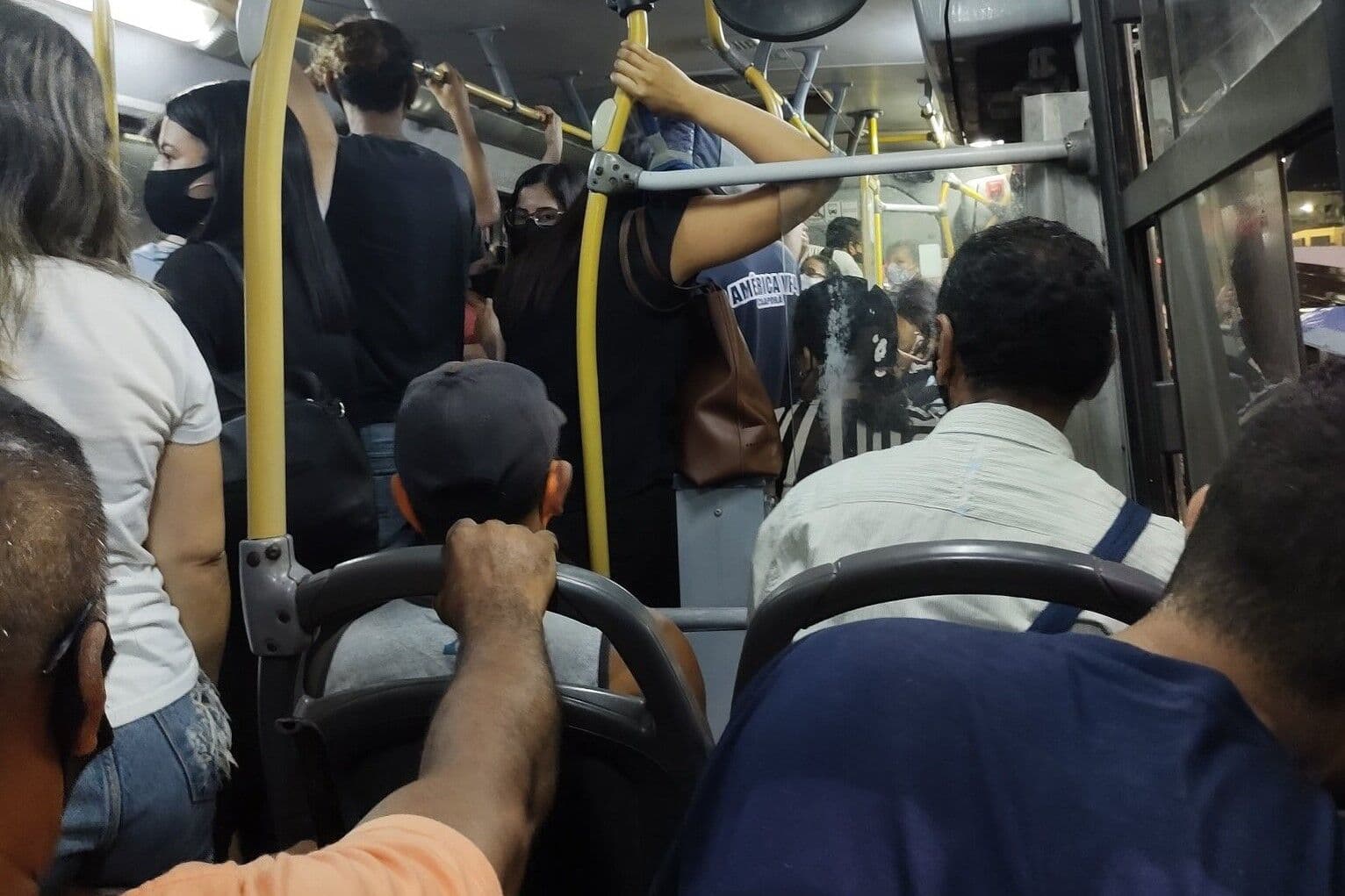 ESTUFA DE VÍRUS: usuários de transportes coletivos se queixam de ônibus lotados e desrespeito a medidas sanitárias em João Pessoa