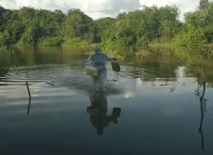Enfermeira atravessa rio andando para vacinar idosa contra Covid-19 no Sertão da Paraíba