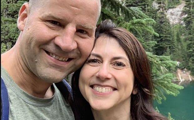 Ex-mulher de Jeff Bezos, MacKenzie Scott, se casa com professor de química