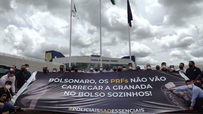 Policiais rodoviários federais fazem protesto contra Bolsonaro