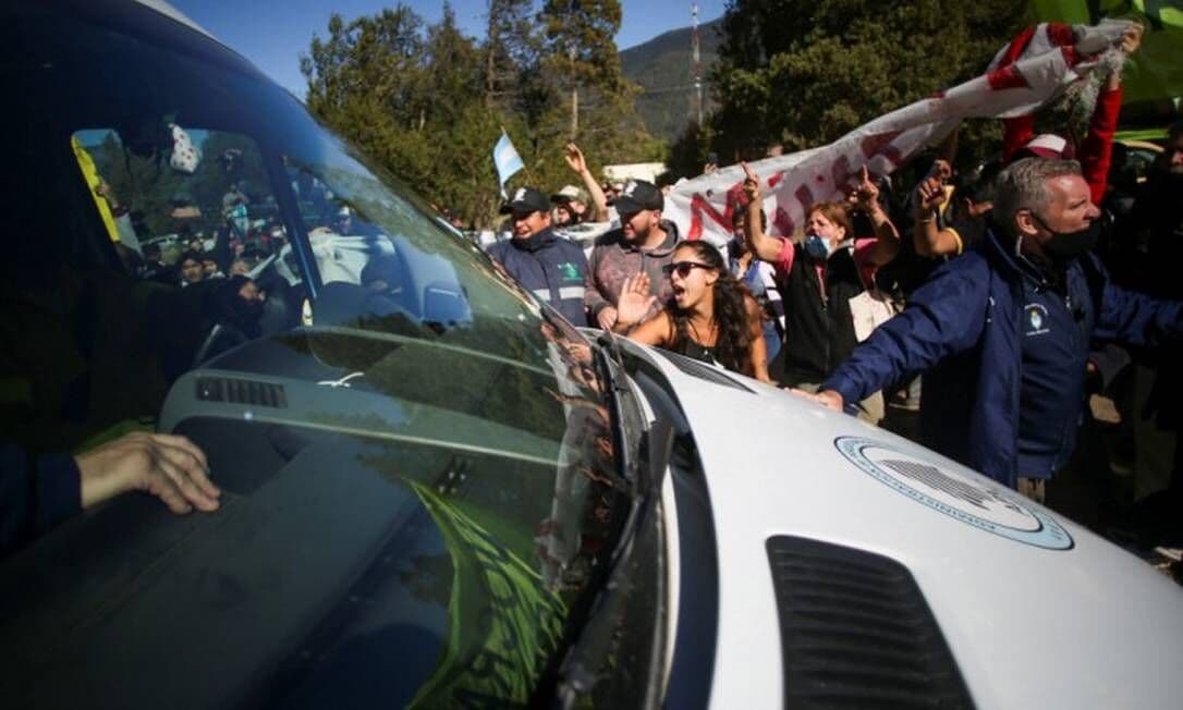 Manifestantes contra a mineração atacam com pedras van que transportava o presidente da Argentina