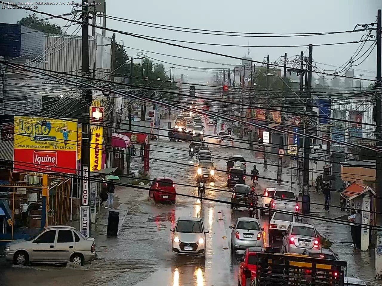 Chuva deixa trânsito lento e pontos de alagamento em João Pessoa