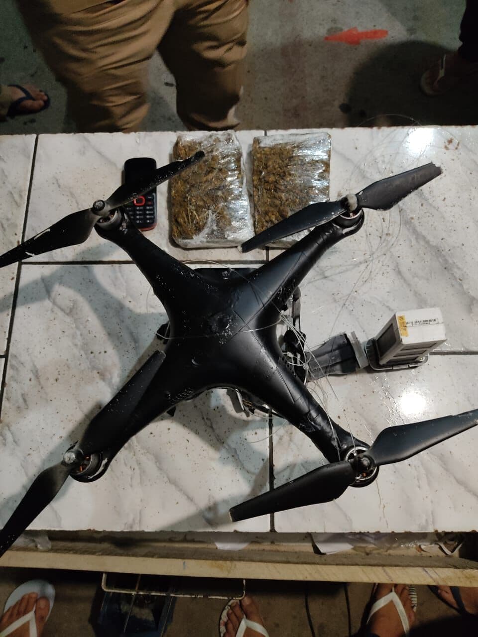 Drone com drogas e celular é interceptado por agentes penitenciários em presídio de João Pessoa