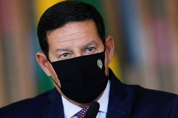 Troca de mensagens imprudente, diz Mourão após demitir assessor que conspirou contra Bolsonaro