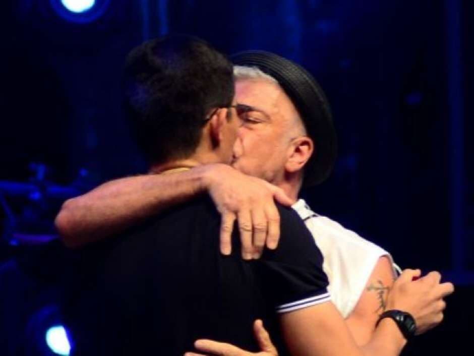 Lulu Santos chora ao ser pedido em casamento durante show