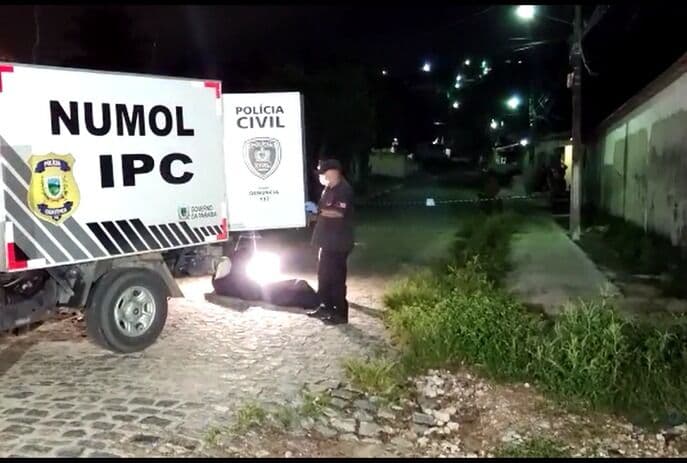 Homem é assassinado com nove tiros no portão de casa em Santa Rita