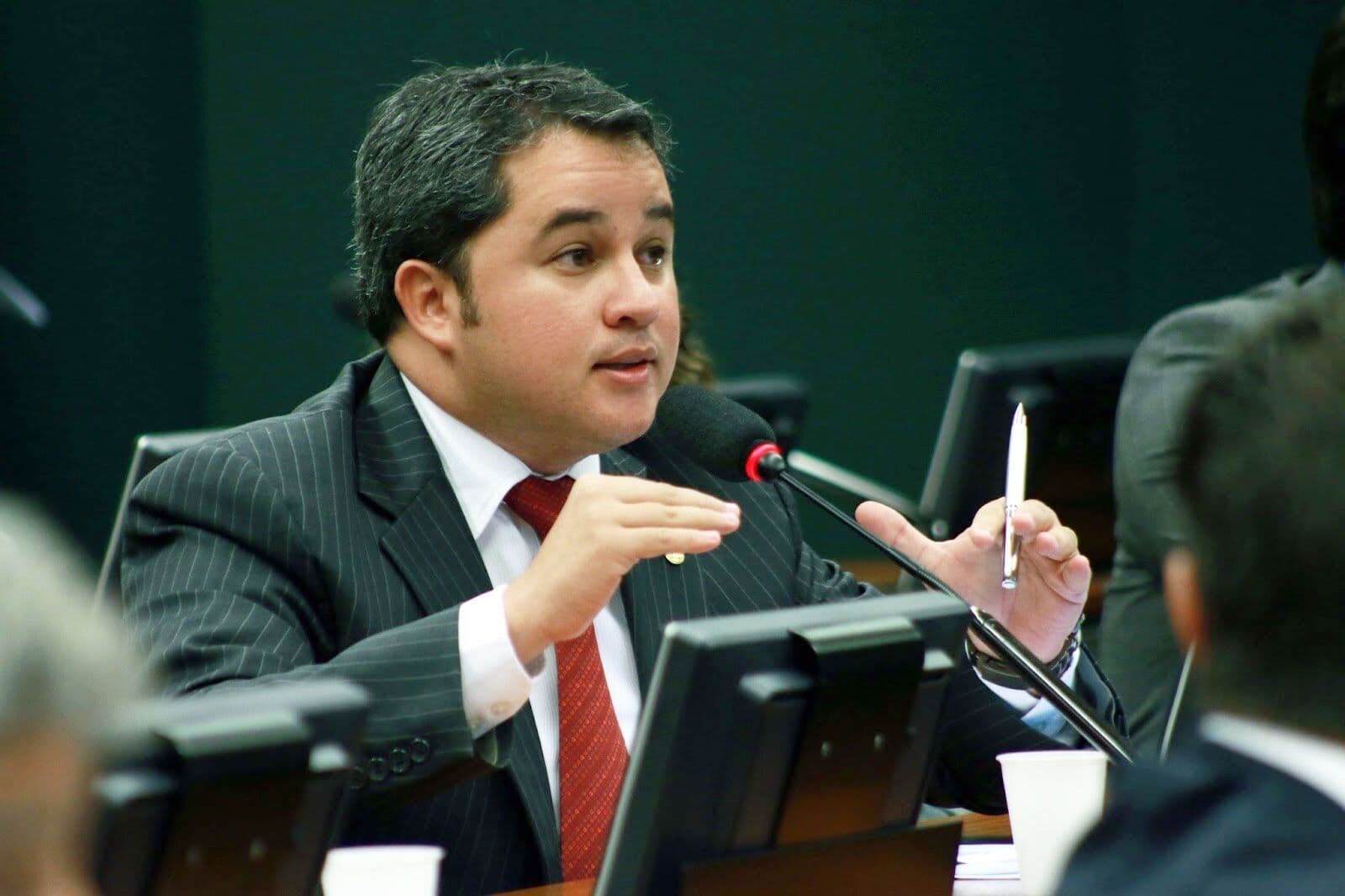 Efraim Filho rebate Gervásio e diz que João Azevêdo dialoga com todos os deputados