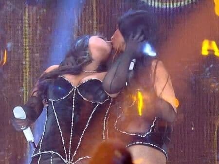 Simone e Simaria dão selinho durante show no BBB 21 e dividem internautas