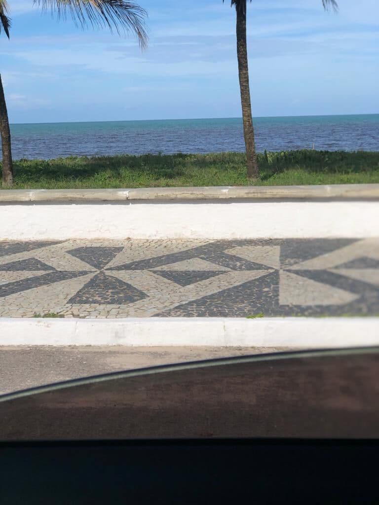 Água do mar entre João Pessoa e Cabedelo volta a ficar escura após lançamento de esgoto