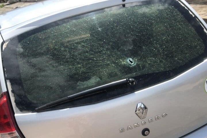 Motorista de aplicativo tem carro alvejado por tiros após briga de trânsito em João Pessoa