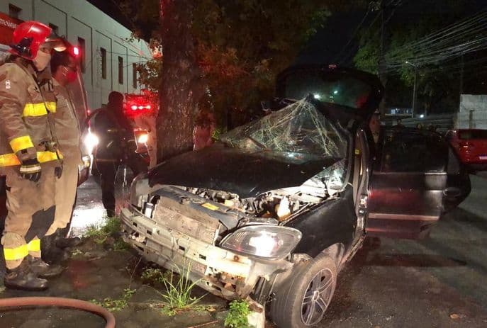 Criança de 5 anos e pai morrem após veículo colidir com árvore em avenida de João Pessoa