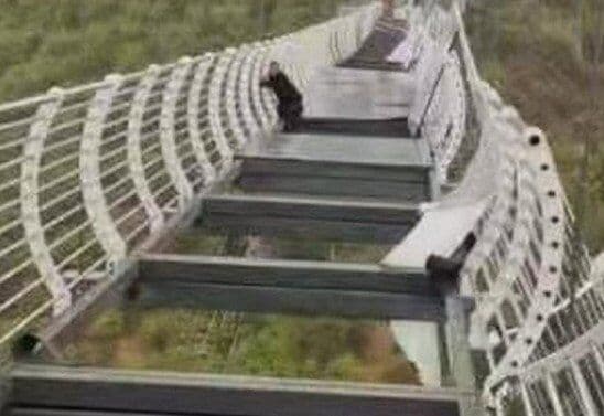 Ponte de vidro na China quebra e homem fica pendurado a 100 metros de altura
