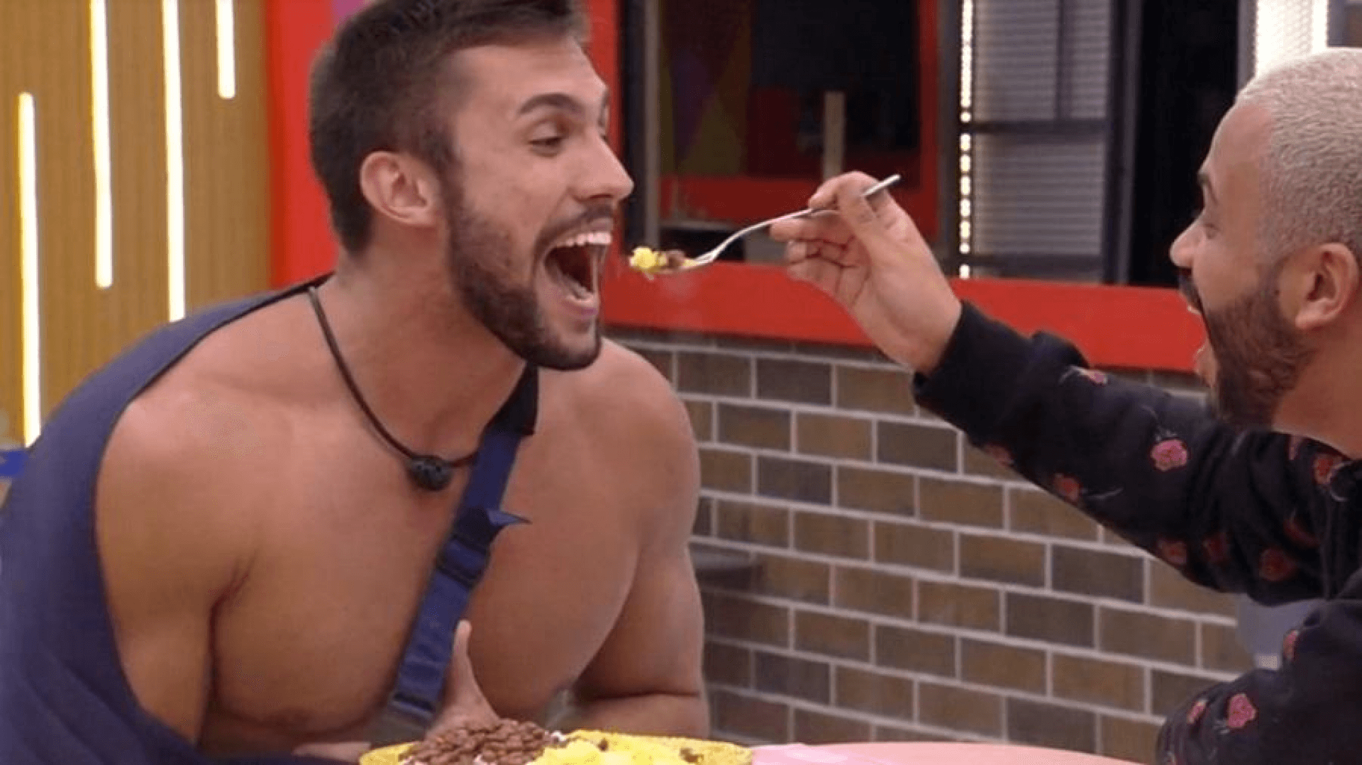 Arthur dá bola fora, e Carla pergunta se ele prefere dormir com Projota no BBB