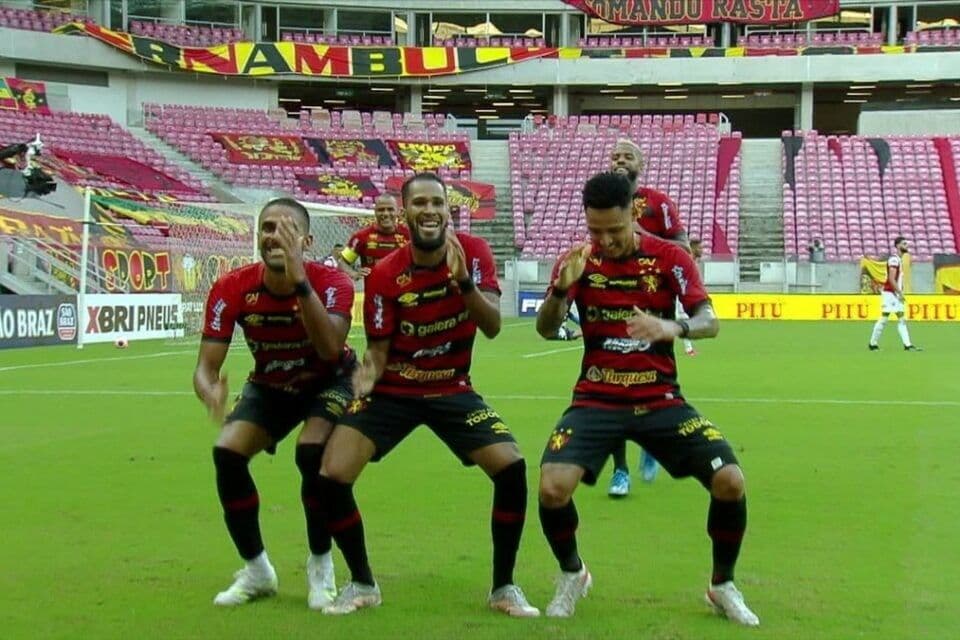 Sport homenageia Gil do Vigor com camiseta e dança do 'tchaki tchaki' em jogo