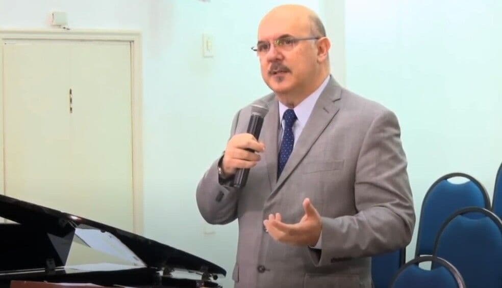 Bolsonaro anuncia professor e pastor Milton Ribeiro como novo ministro da Educação