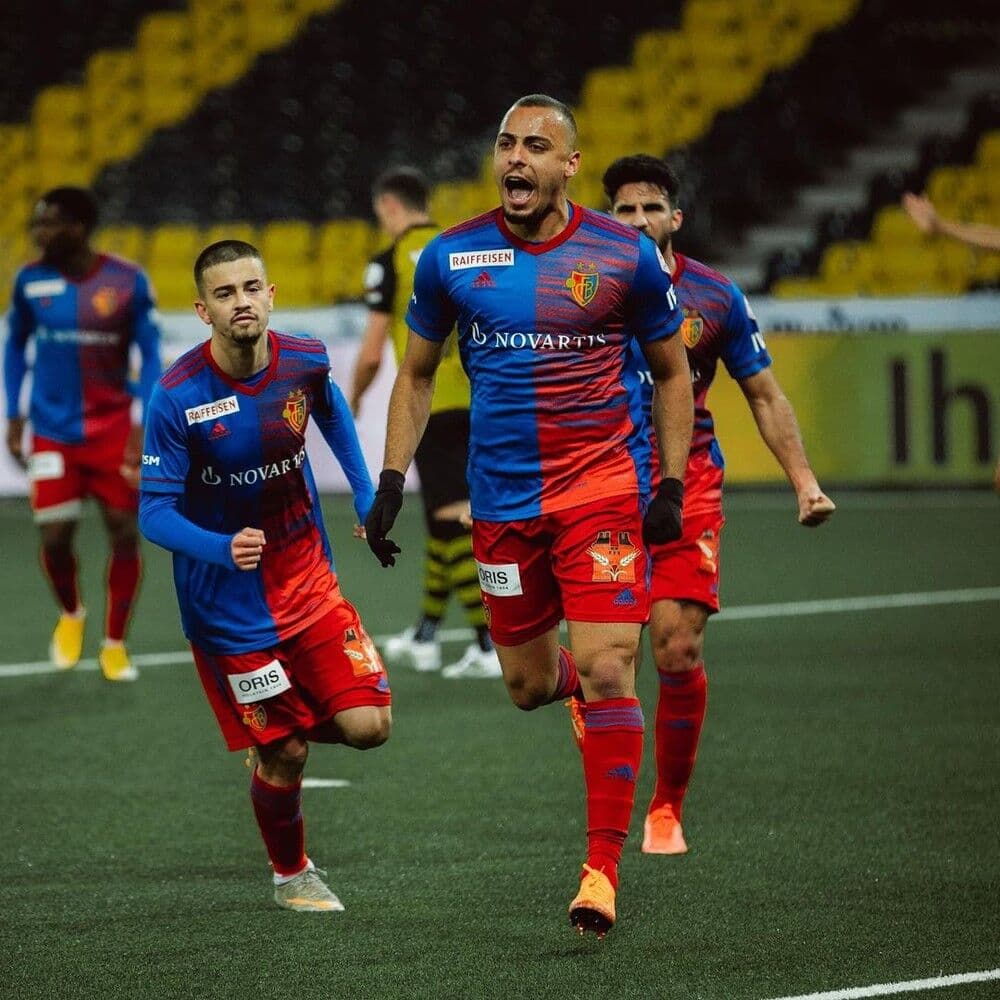 Paraibano Arthur Cabral bate Neymar e é o artilheiro brasileiro na temporada europeia