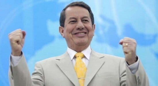 Missionário R. R. Soares é internado com covid-19; religioso já vendeu 'água consagrada' para curar doença