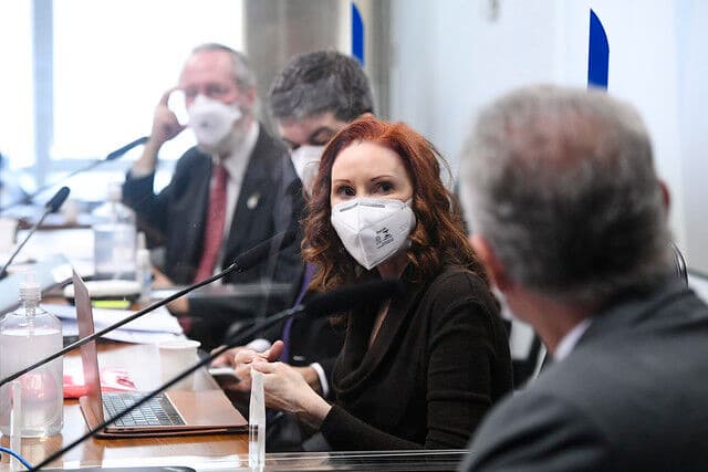 Cientista Natalia Pasternak afirma que nem porcentual alto de vacinados dá segurança para abandonar a máscara