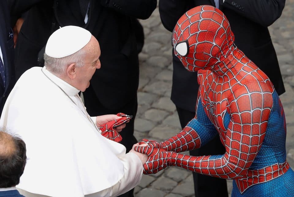 Papa Francisco recebe Homem-Aranha em audiência semanal no Vaticano