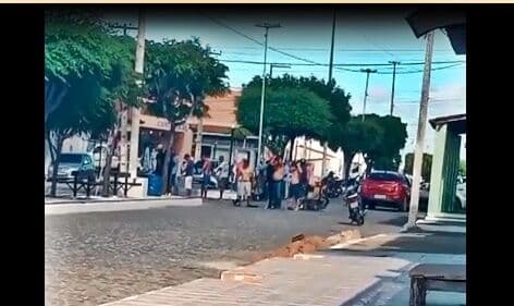 Grupo armado aterroriza moradores, assalta comerciantes e faz reféns no município de Assunção, neste sábado