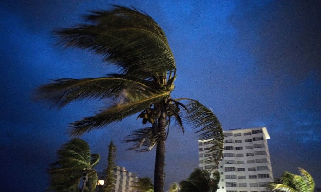 Tempestade tropical Elsa deve chegar à costa da Flórida como furacão