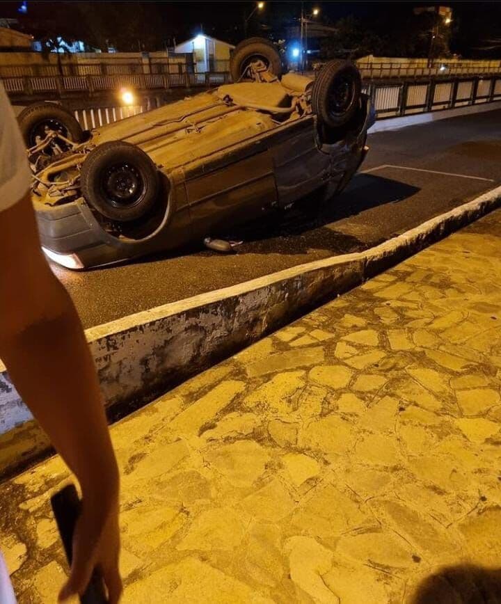 Motorista avança cruzamento, perde controle e capota veículo em viaduto em João Pessoa