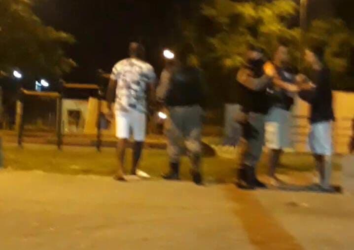 Homem fica ferido após ser baleado por sargento da Polícia Militar em praça de João Pessoa
