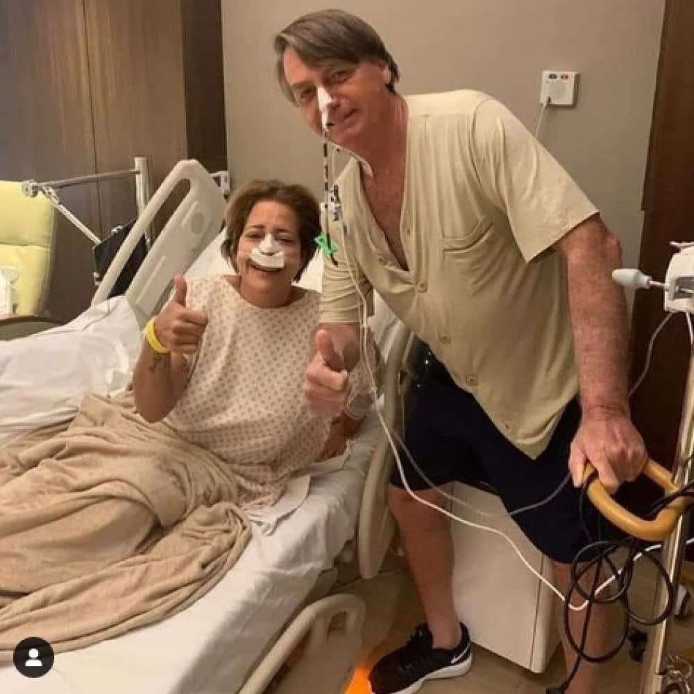 No hospital, Bolsonaro caminha, tira foto com paciente e Michelle diz: "Custoso demais"