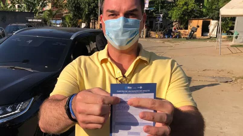 Após se vacinar, Flávio Bolsonaro diz que pai será ‘último brasileiro vacinado’