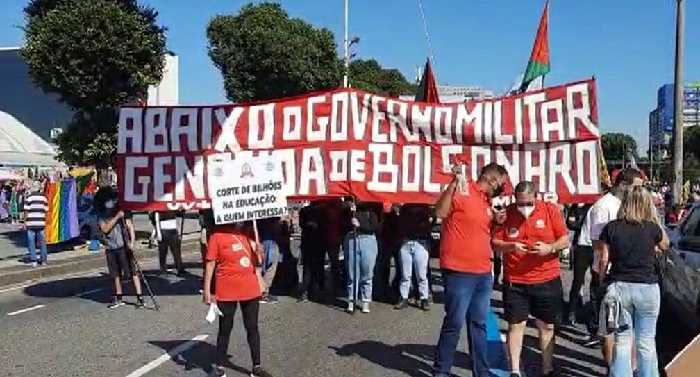 Manifestantes fazem atos contra Bolsonaro e a favor da vacina