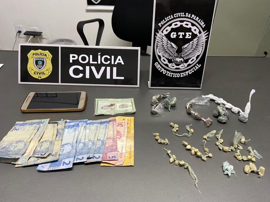 Polícia prende suspeita de comercializar drogas dentro de ginásio esportivo em Puxinanã