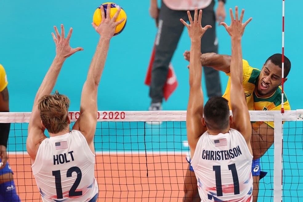 Brasil vira sobre EUA e garante vaga nas quartas no vôlei masculino