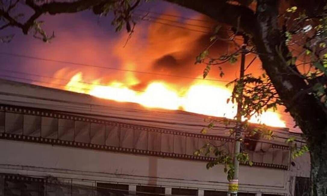 Bombeiros ainda lutam contra fogo na Cinemateca após 15 horas de incêndio