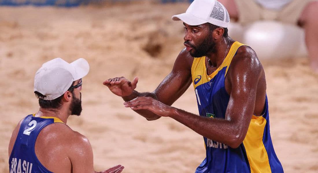 Evandro/Bruno Schmidt vence dupla polonesa e se classifica em 1º no vôlei de praia