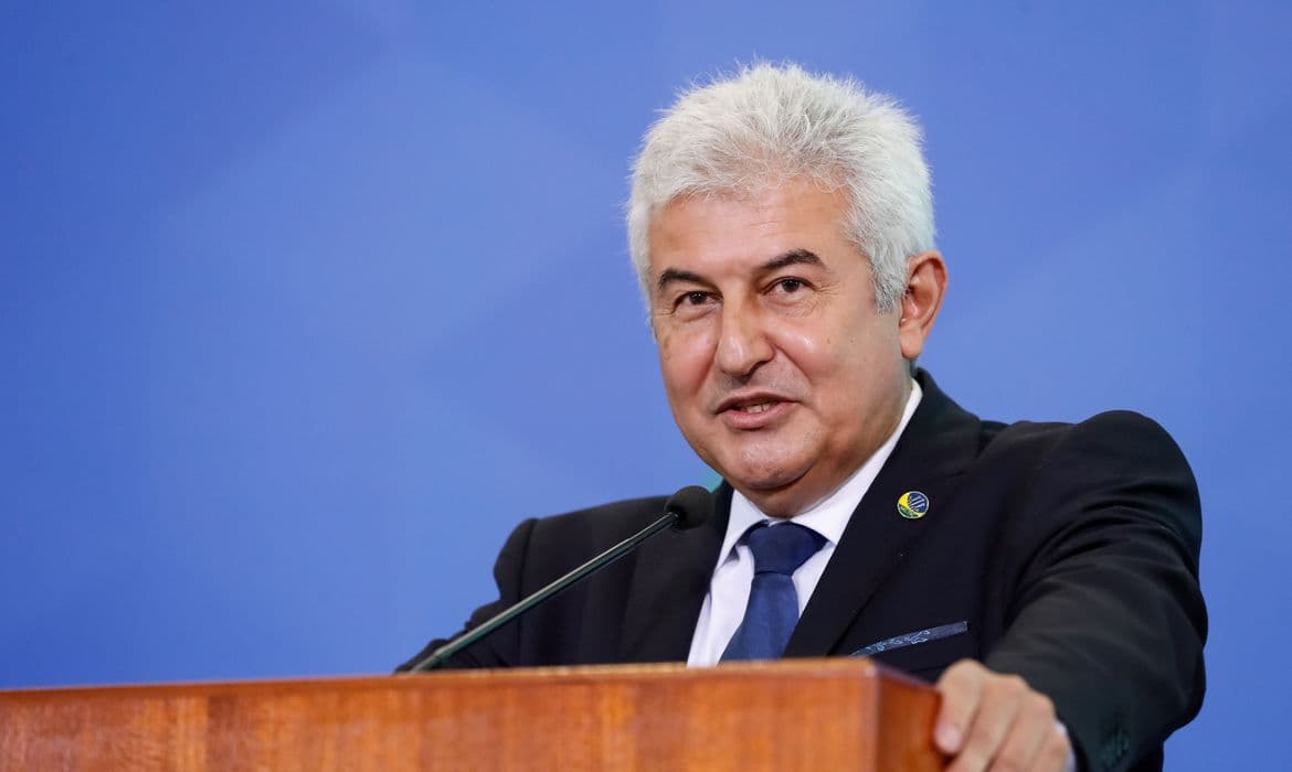 Ministro da Ciência promete US$ 100 milhões para destravar pesquisa