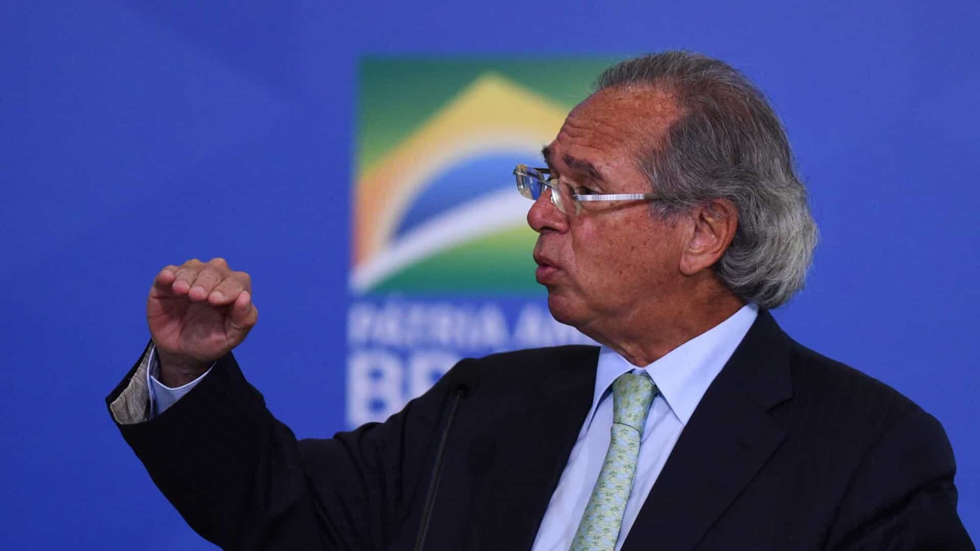O IBGE está na idade da pedra lascada, diz Guedes