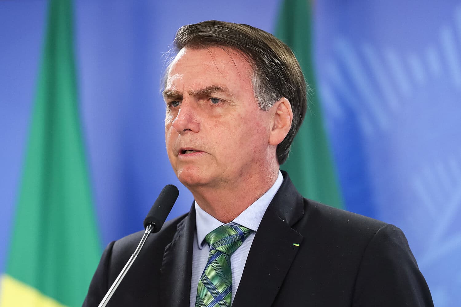 É guerra, tem que jogar pesado com governadores, diz Bolsonaro a empresários
