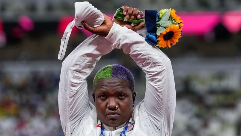 COI suspende temporariamente investigação sobre atleta que protestou no pódio