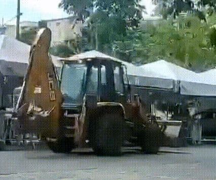 Homem chega de retroescavadeira para se vacinar contra Covid-19, em drive-thru de Salvador