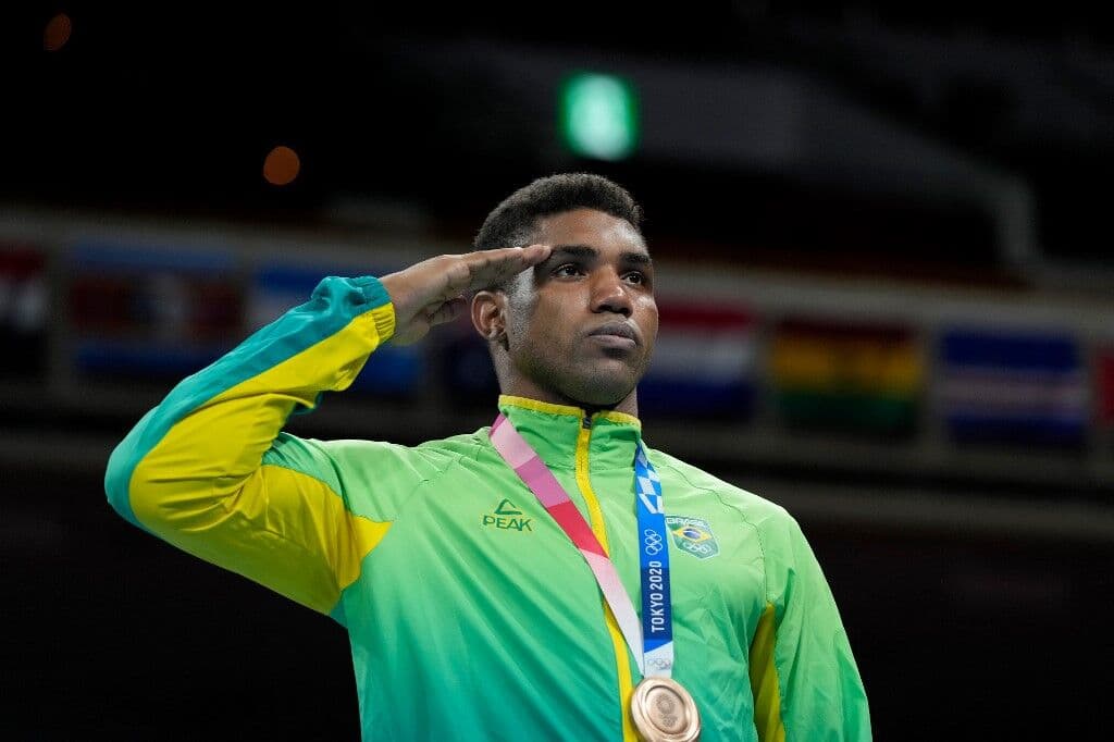Abner Teixeira recebe primeira de três medalhas do boxe brasileiro