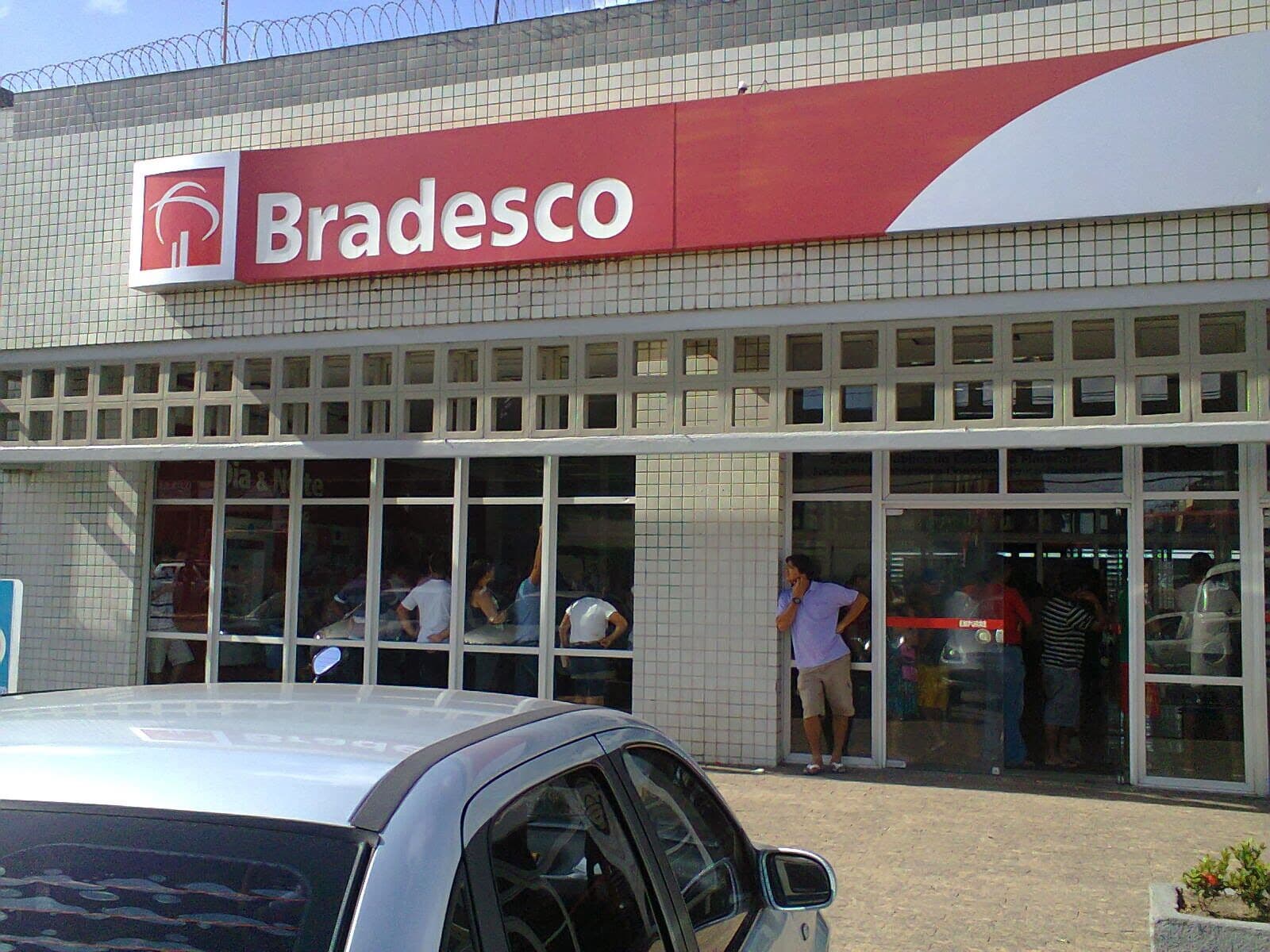 Justiça condena Bradesco a indenizar idoso aposentado após cobranças ilegais de tarifa de serviços na Paraíba