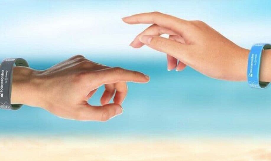 Fernando de Noronha volta atrás sobre pulseiras com cores diferentes para influencers e turistas após críticas de segregação