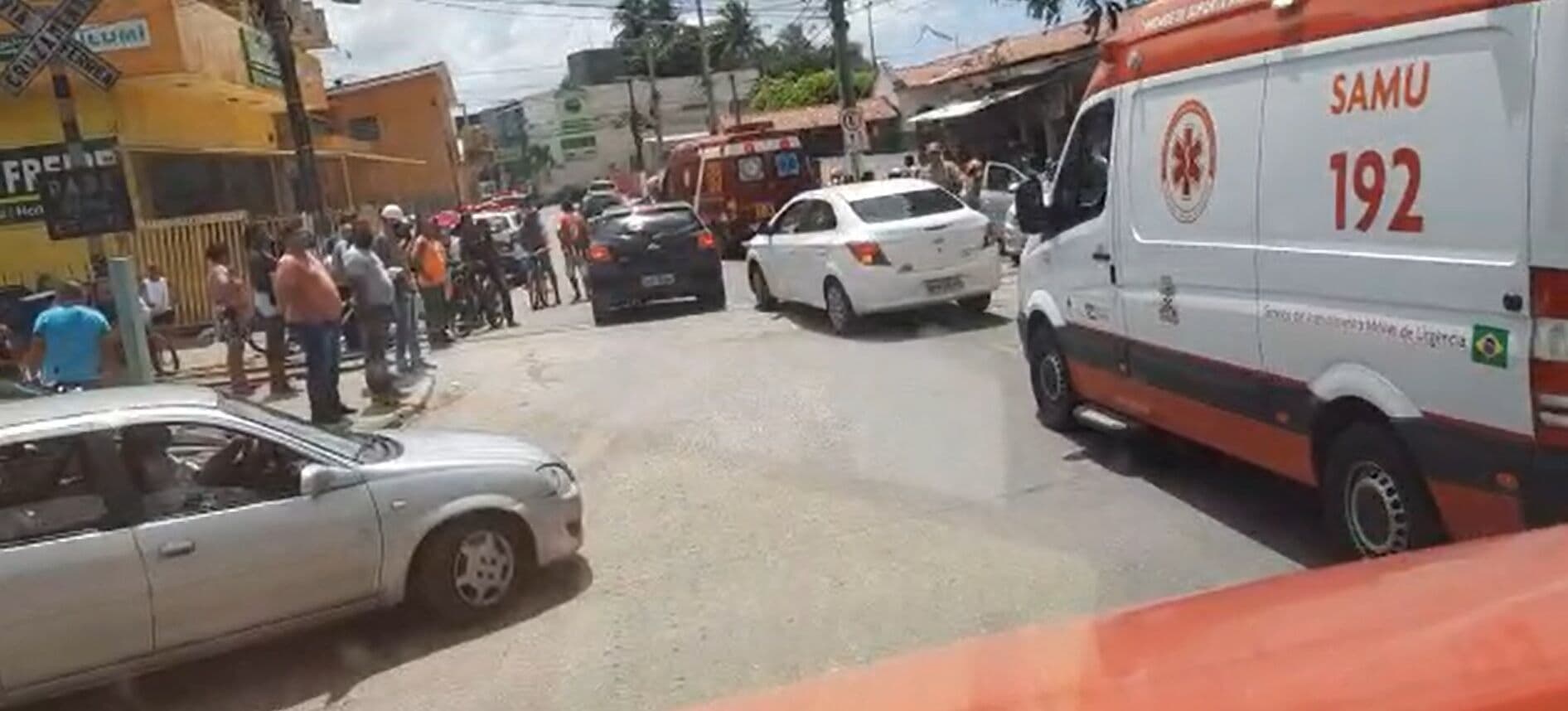 Carro com crianças e grávida é atingido por trem em Bayeux e colisão deixa cinco feridos