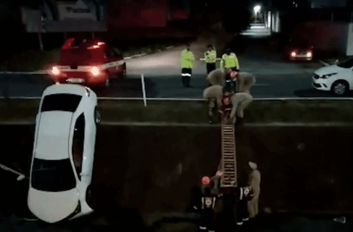 Motorista fica ferido após carro cair dentro de canal em Campina Grande