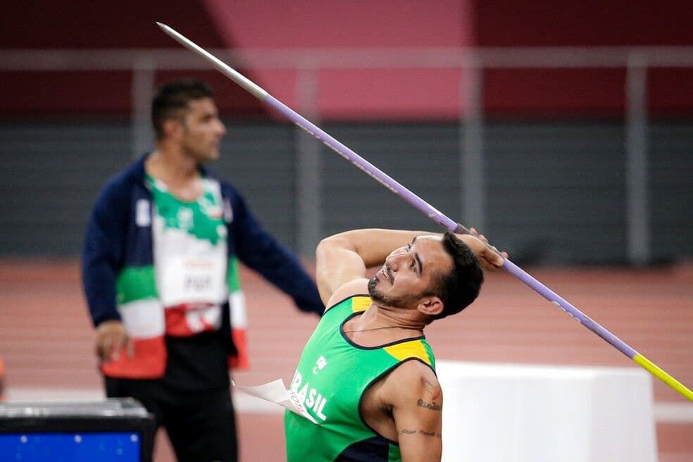 Em prova com cinco quebras de recorde mundial no lançamento de dardo, paraibano leva medalha de bronze