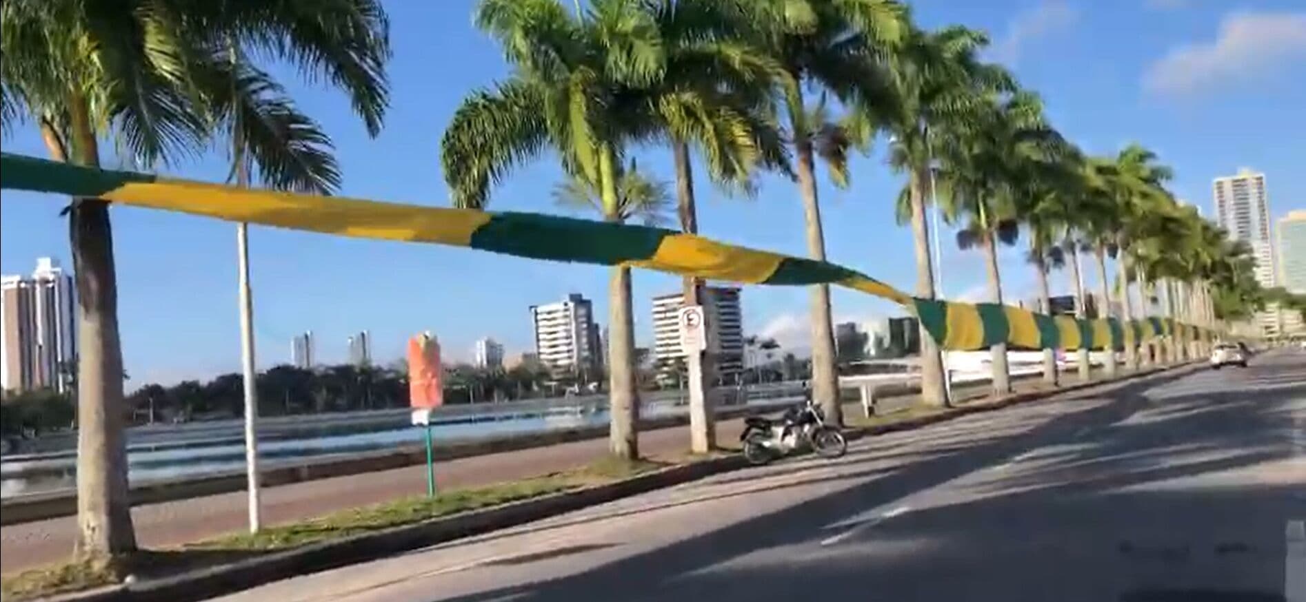 Apoiadores do presidente em Campina Grande erguem bandeira verde e amarela de 3 mil metros no Açude Velho