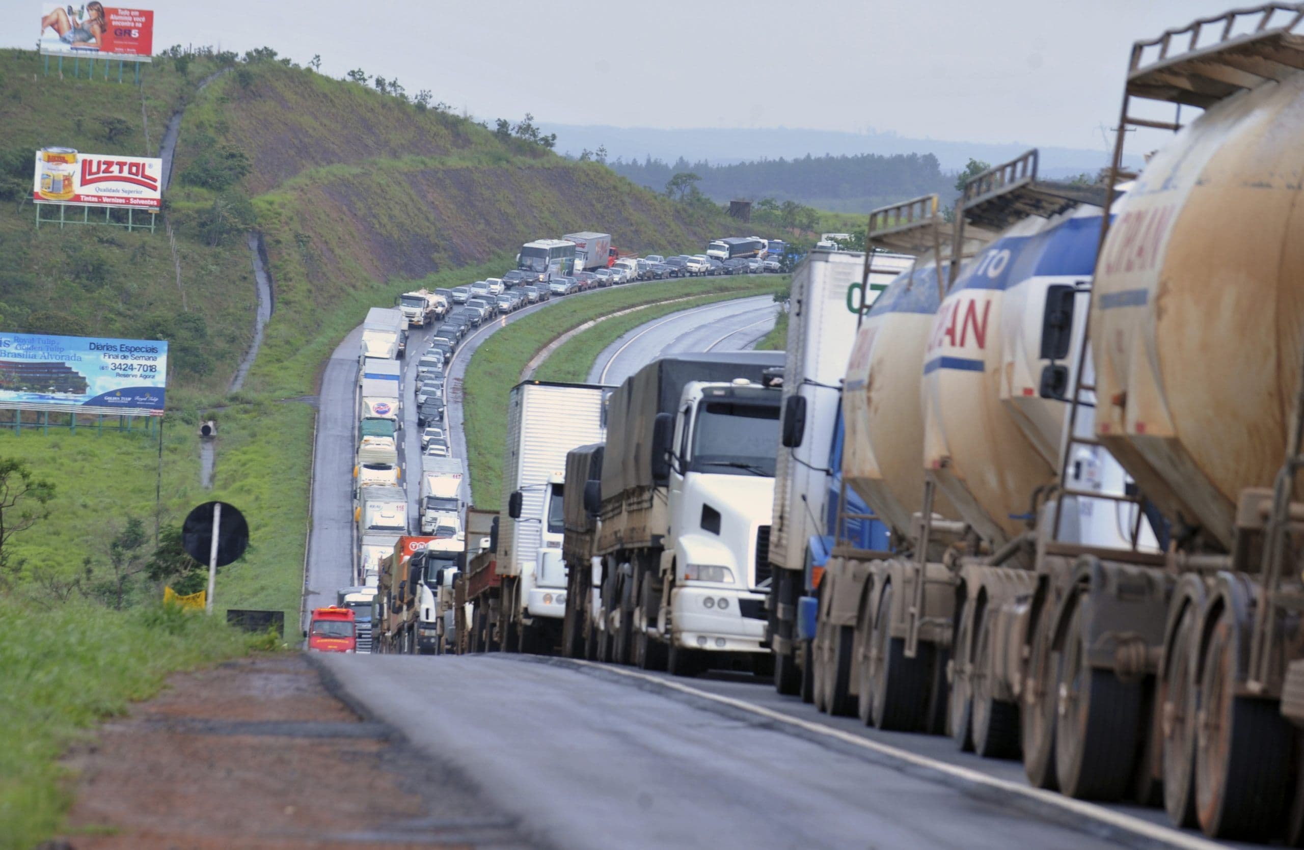 Caminhoneiros paralisam rodovias em seis estados e acendem alerta