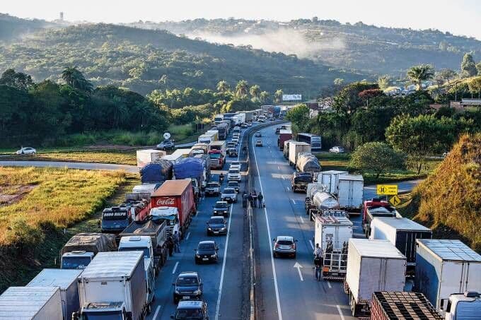 Caminhoneiros paralisam 16 cidades em 3 estados