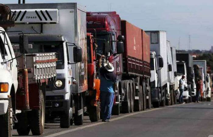 Caminhoneiros realizam manifestação contra aumento do combustível na BR-101, em Igarassu